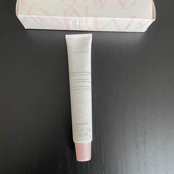 SOLD!!!Mary Kay Tinted Moisturizer With Sunscreen SPF20!! 💕 - Picture 9 of 9